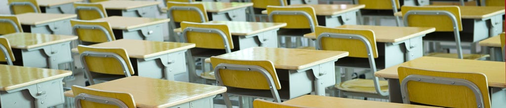 Lege schoolbanken in een cursuszaal