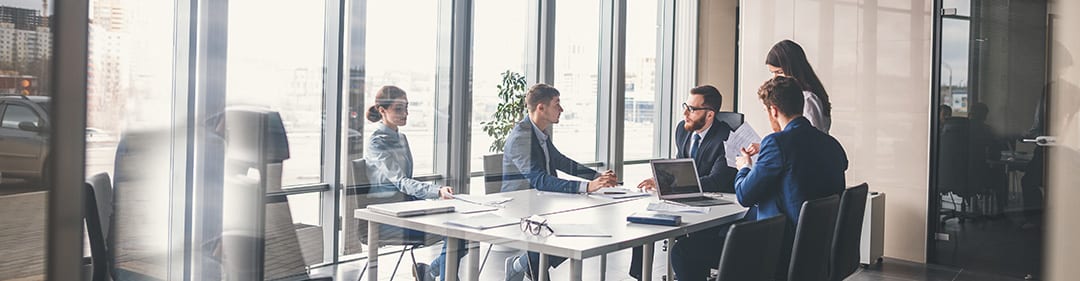 Professionals in overleg aan een vergadertafel